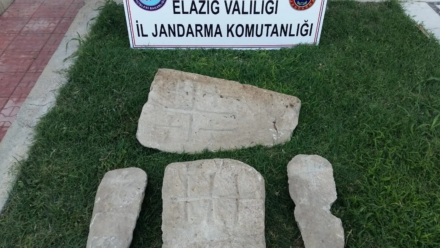 Tarihi mezar taşları kaçakçıları yakalandı