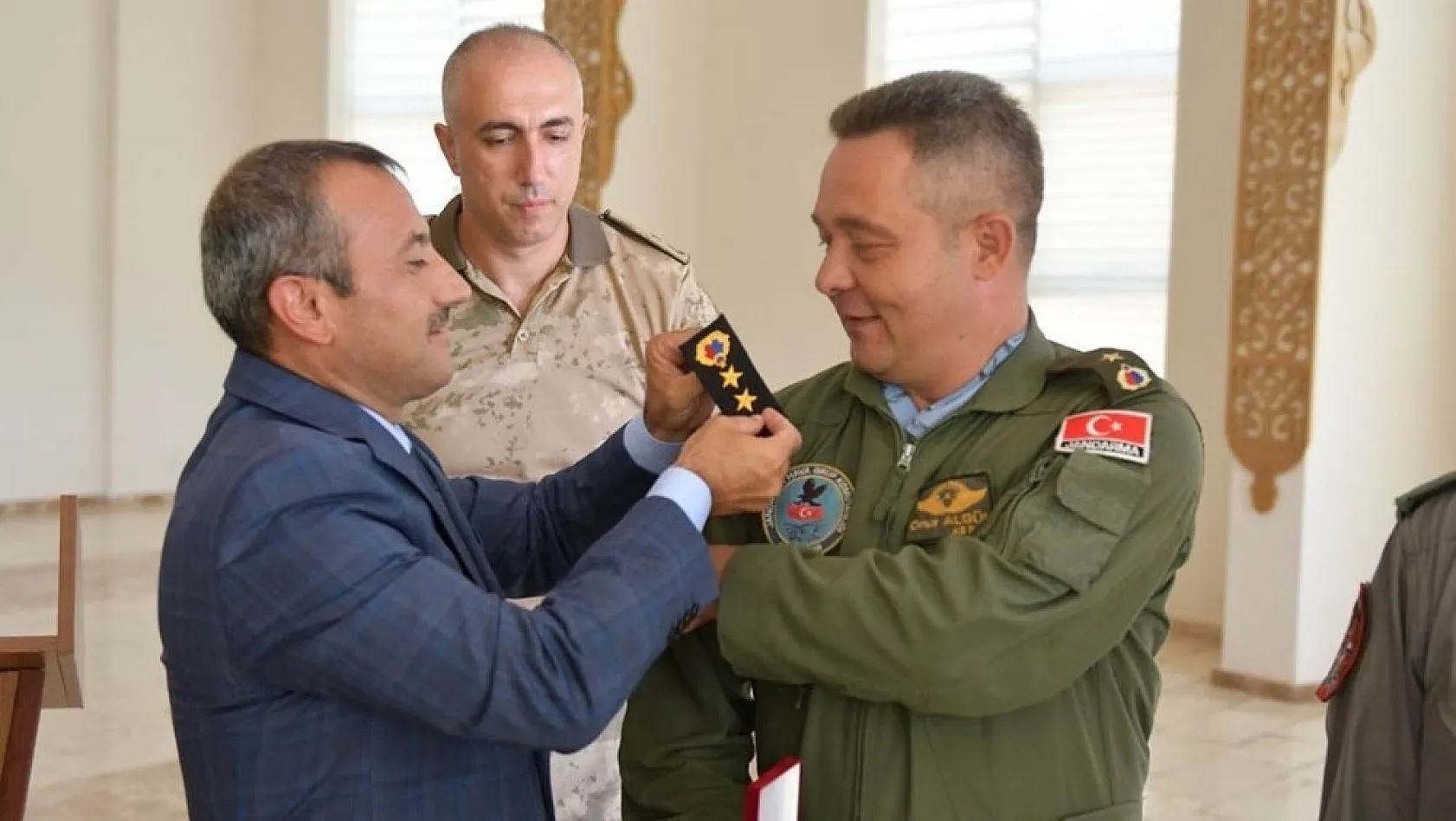 Tunceli'de 56 jandarma personeli yeni rütbesini törenle taktı 