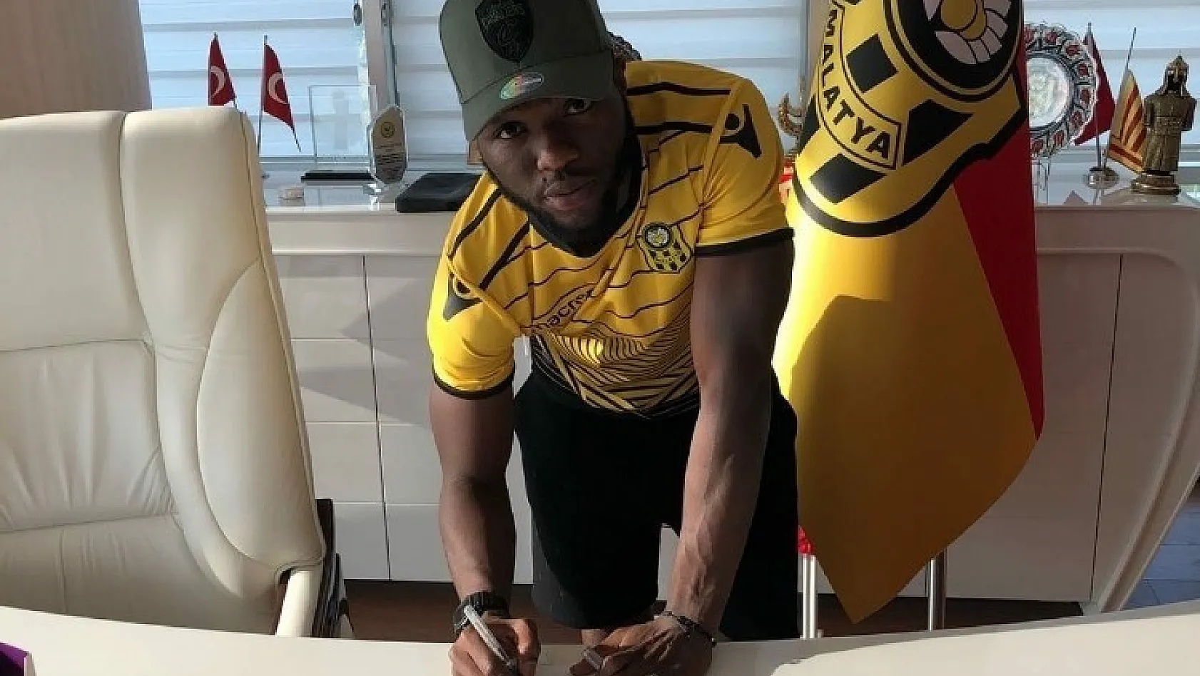Evkur Yeni Malatyaspor, Ganalı Sulley Muniru ile 2 yıllık sözleşme imzaladı 