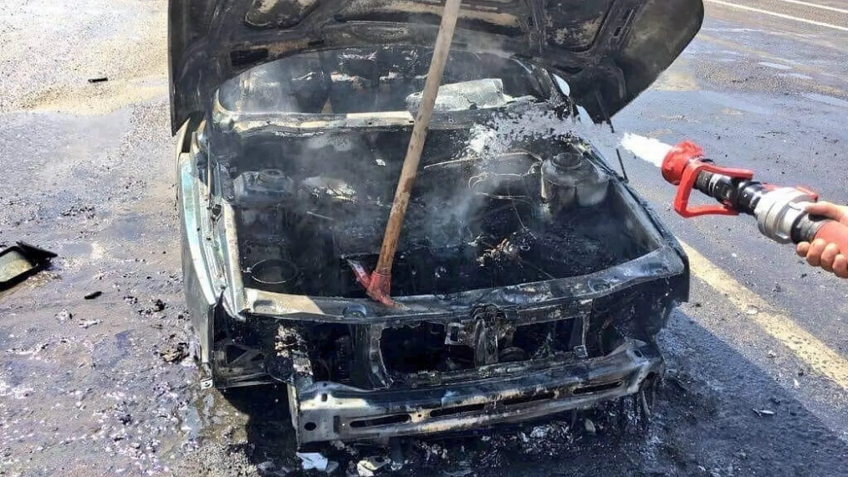 Bingöl'de seyir halindeki araç yandı 