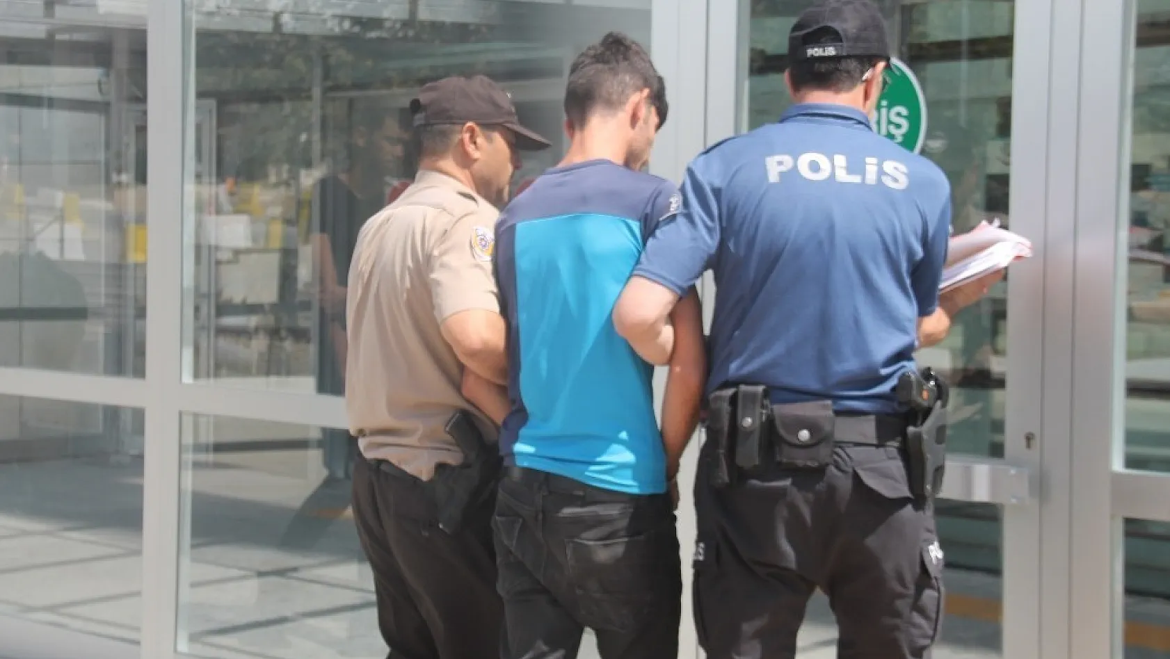 Elazığ'da bir kişiyi gasp eden 2 şüpheli yakalandı 