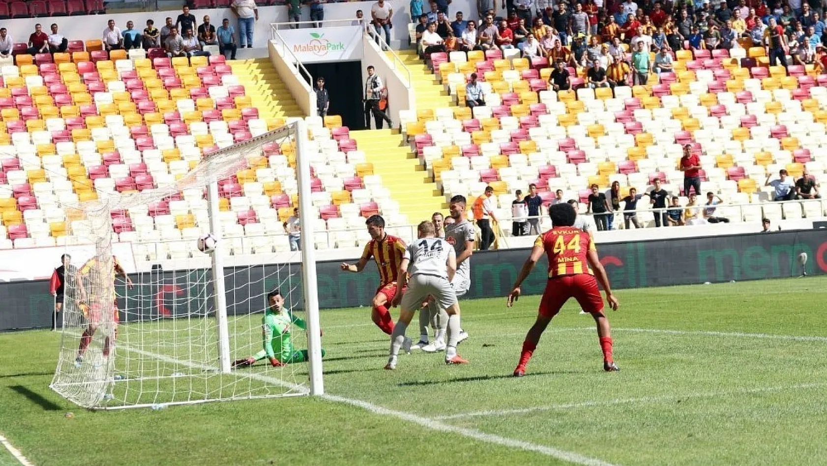 Danijel Aleksic atıyor Evkur Yeni Malatyaspor kazanıyor 