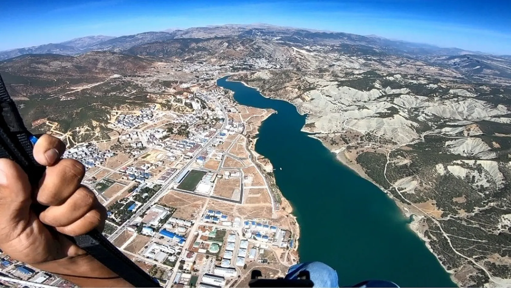 Tunceli'de paraşütçülerin deneme uçuşları nefes kesti 