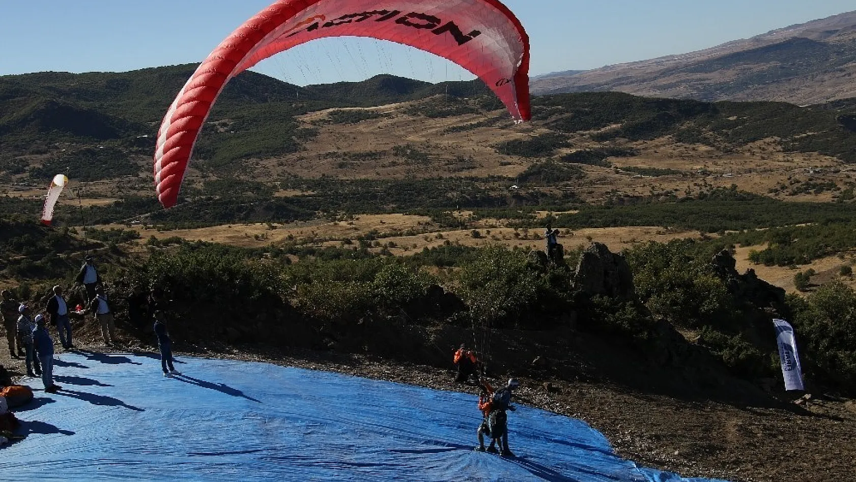 Tunceli'de yamaç paraşütçüleri heyecan yaşattı 