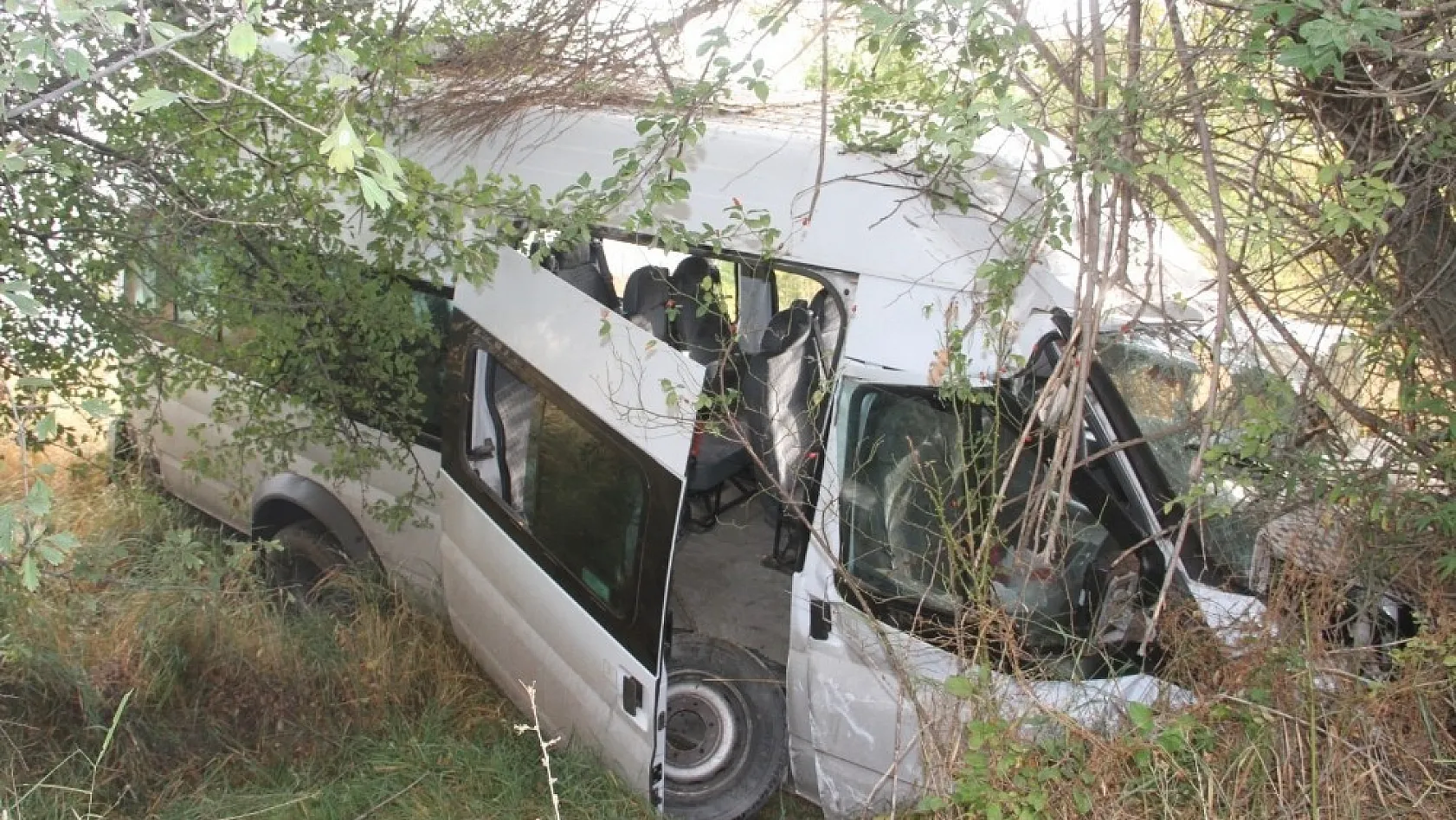Minibüs kaza yaptı: 30 yaralı