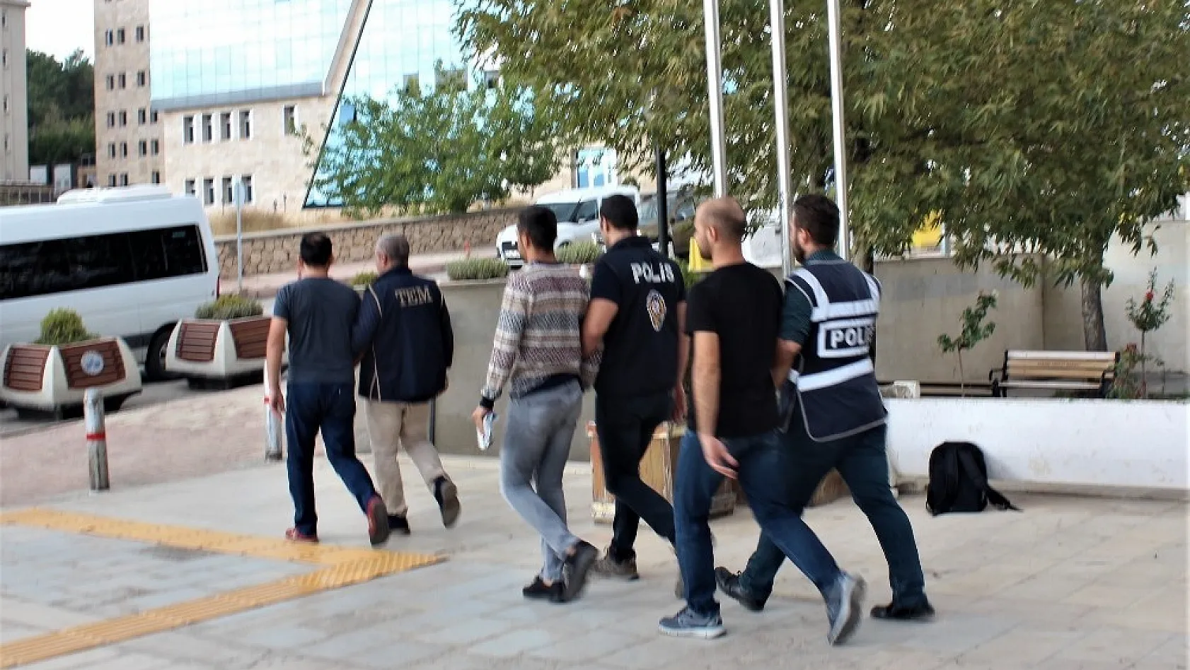 Elazığ'da FETÖ operasyonu: 5  tutuklama 