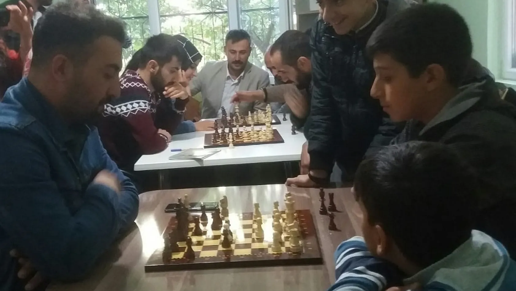 İşitme engelliler, satranç oynadı 