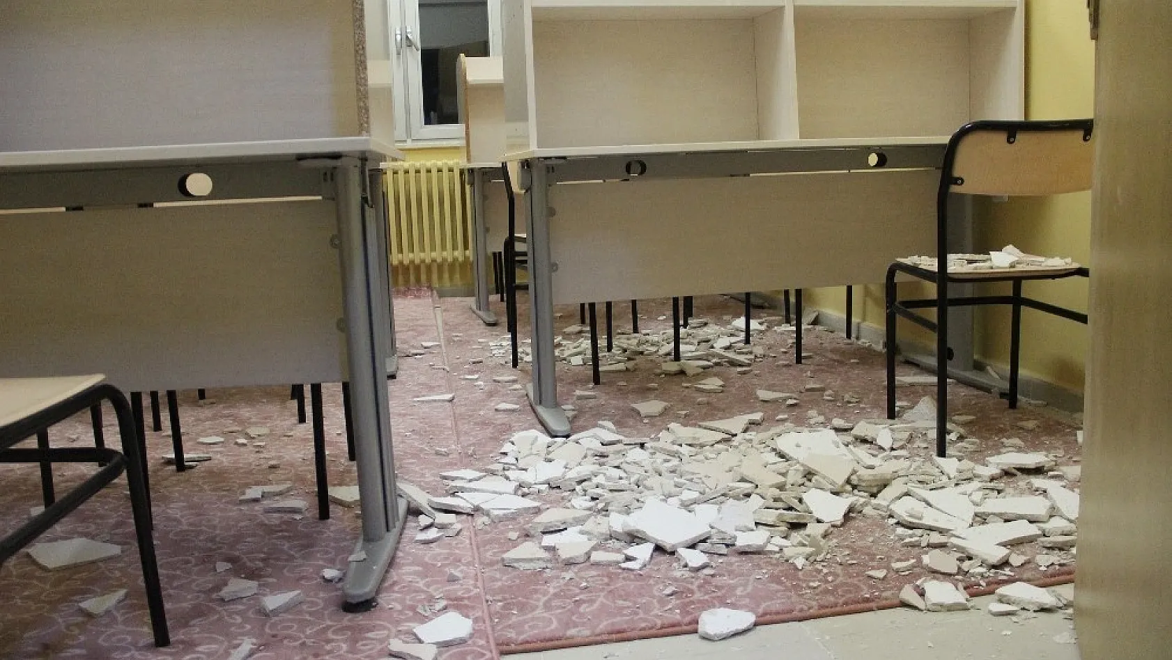 Okul pansiyonu tavanında alçıpan koptu, 3 öğrenci yaralandı 