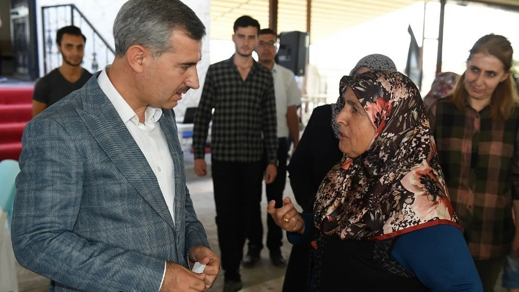 Başkan Çınar hem yatırımları anlatıyor hem de talepleri dinliyor 