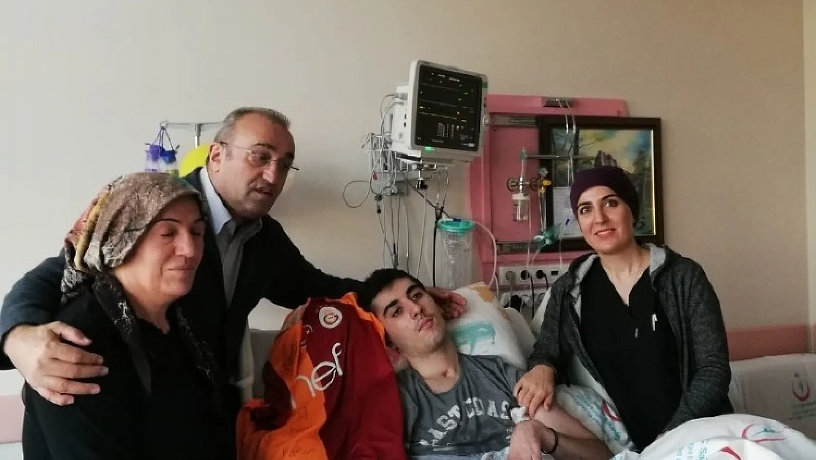 Abdürrahim Albayrak'tan trafik kazası geçiren gence forma jesti 