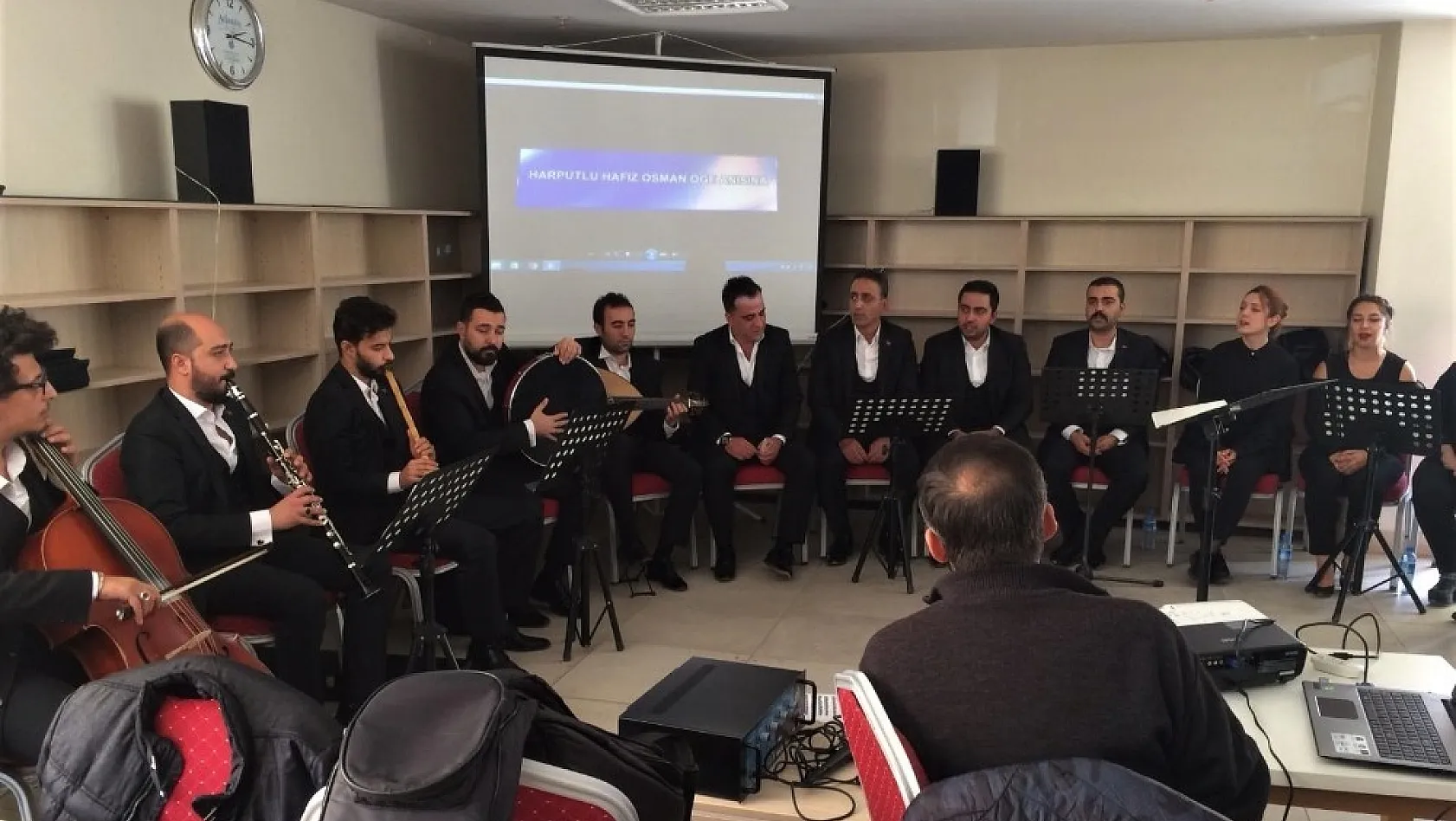 Elazığ'da kütüphanede konser verildi