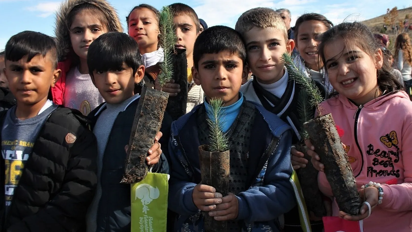 Elazığ'da,öğrenciler 2 bin 600 fidan dikti 