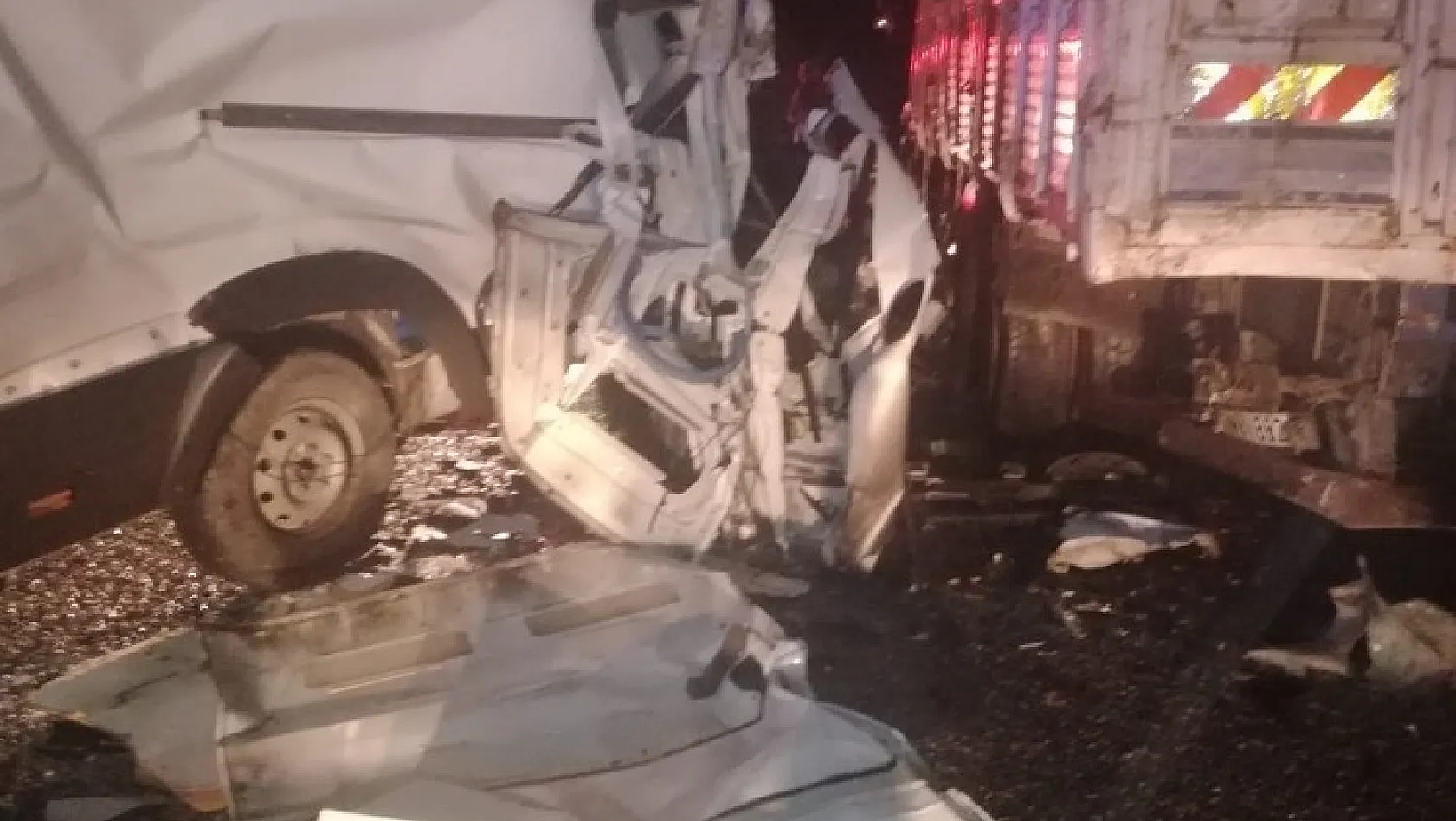 Minibüs park halindeki kamyona çarptı: 1 ölü, 1 yaralı 