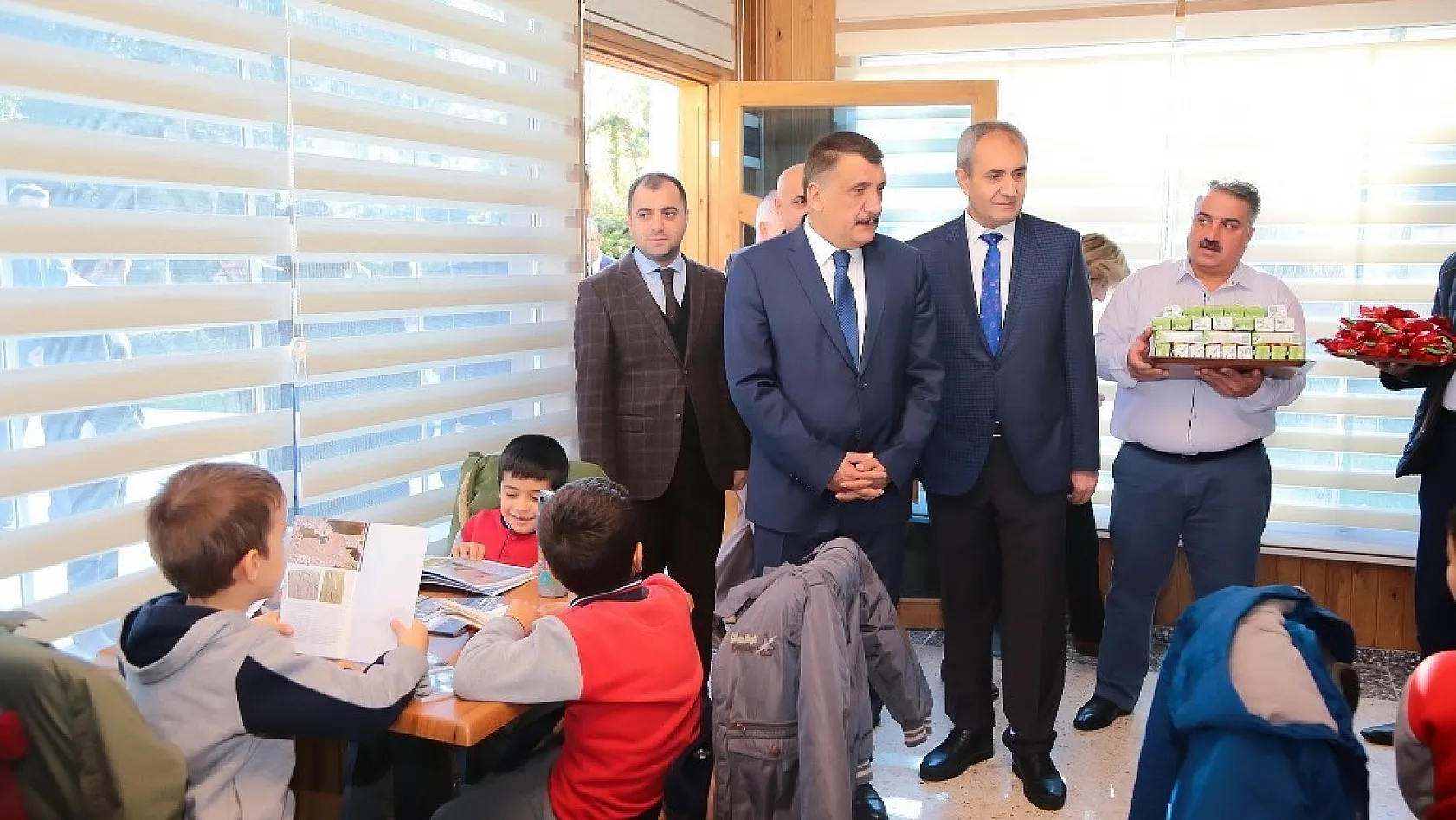Başkan Gürkan, öğrencilerle kütüphanede buluştu 