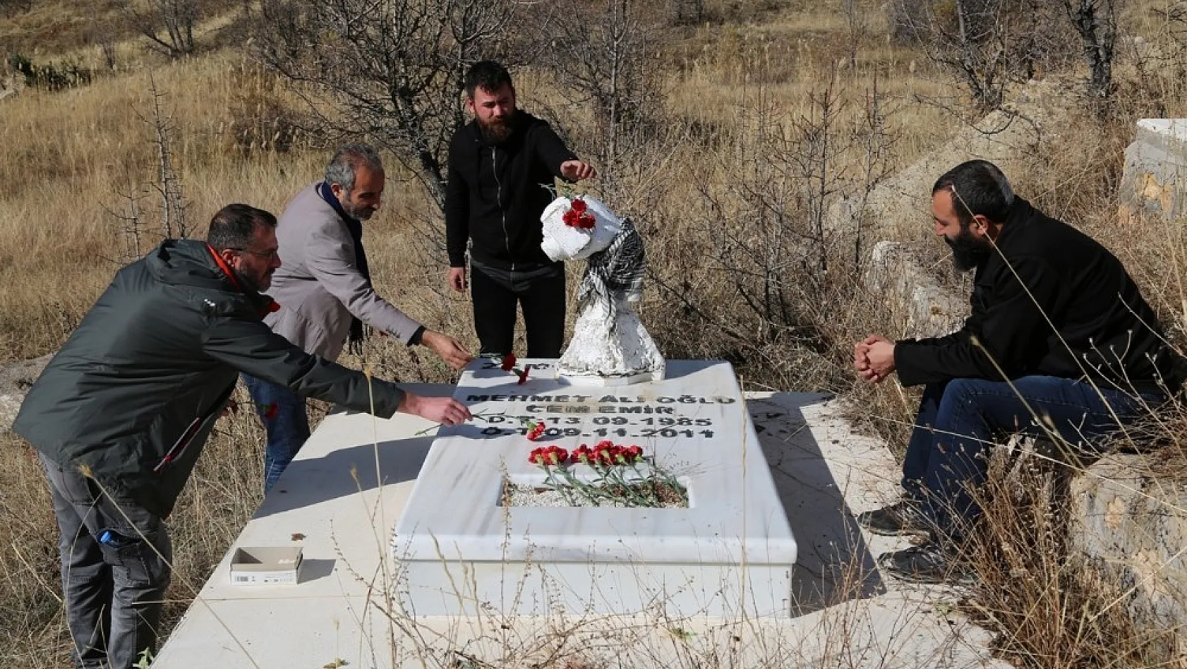 Depremde hayatını kaybeden gazeteci Cem Emir anıldı 