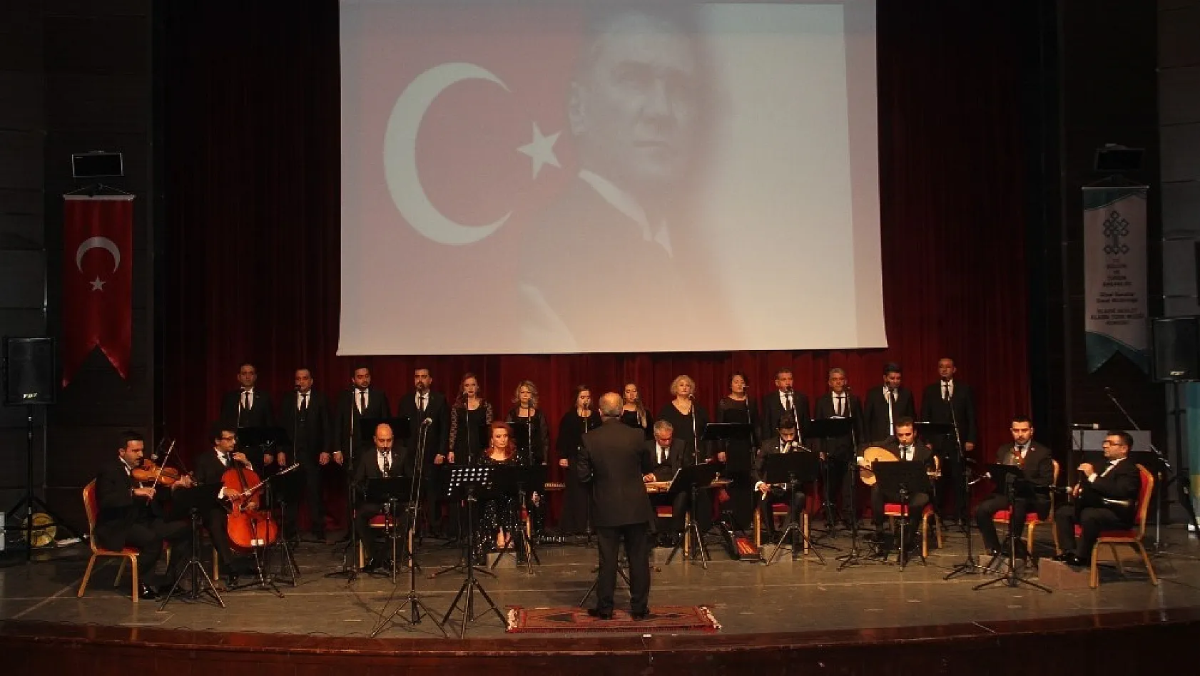 Elazığ'da Atatürk'ün sevdiği eserler seslendirildi 