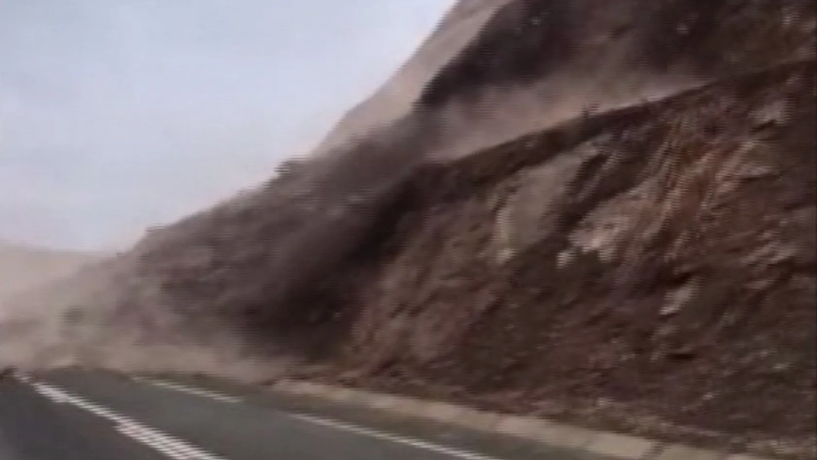 Bingöl'de toprak kayması köy yolunu kapattı 
