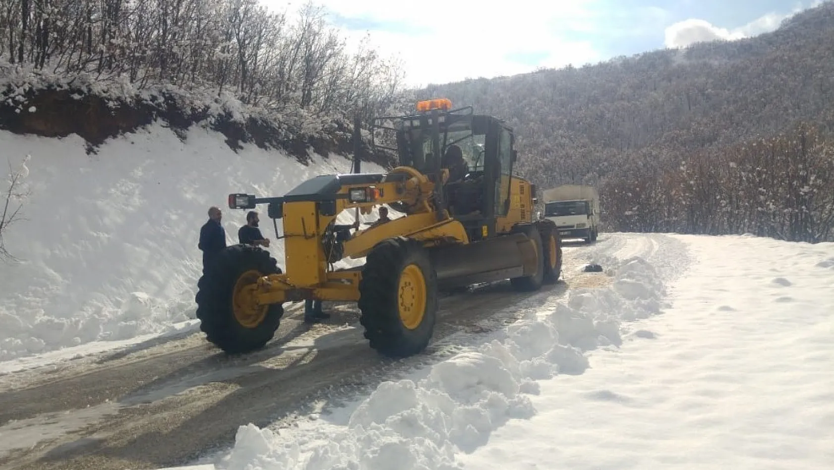 Karla kapanan 36 köy yolunda çalışmalar sürüyor 