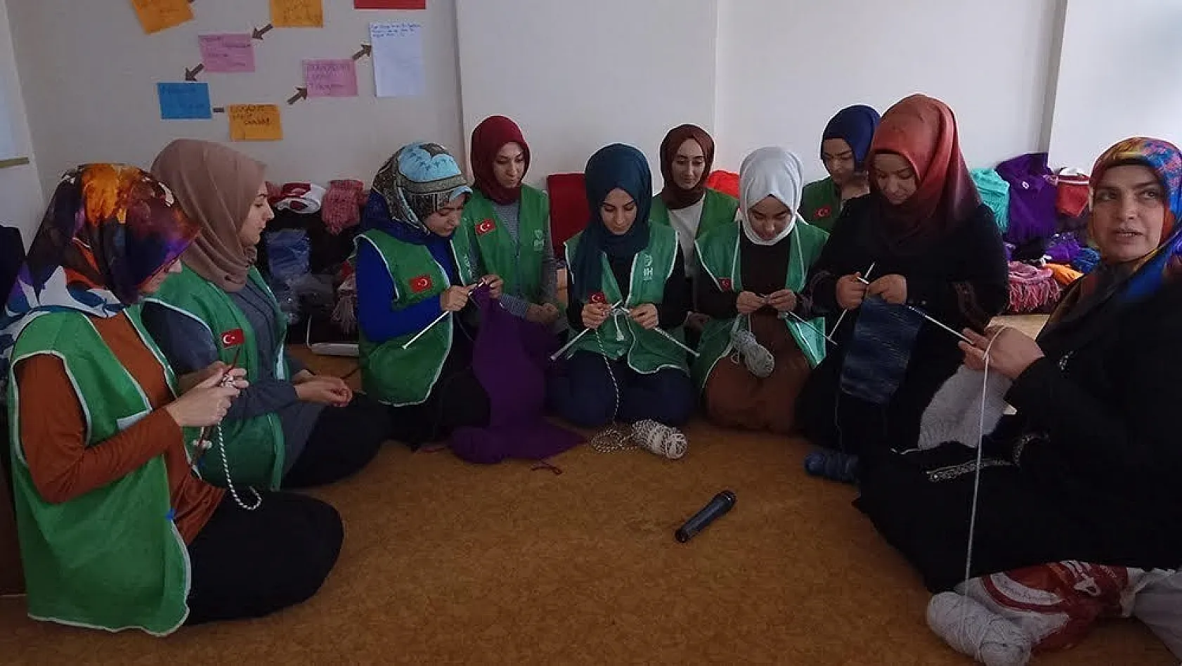 Elazığ'da kadınlar, yetim ve mülteciler için örüyor 