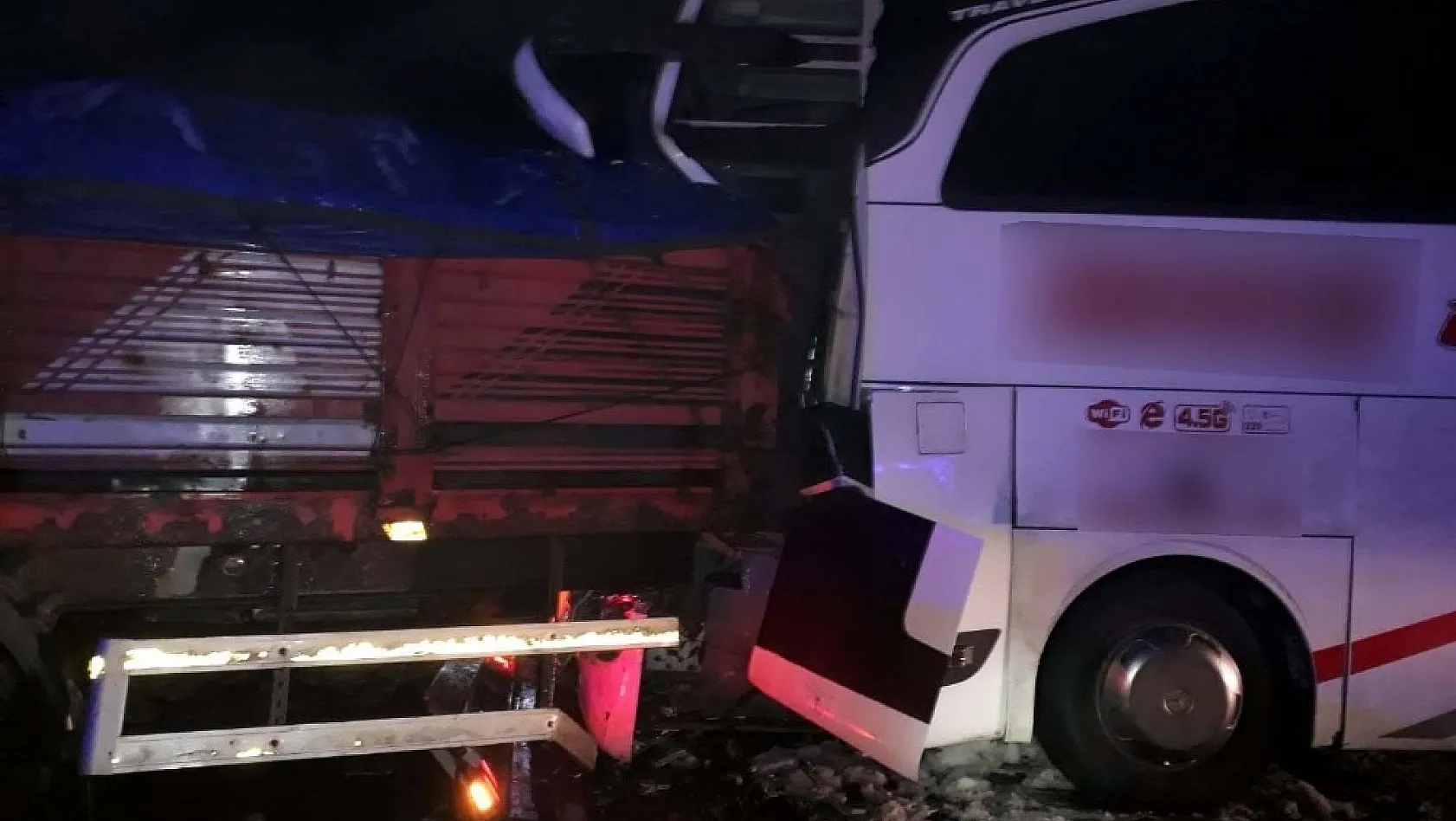 Bingöl'de tır ile otobüs çarpıştı: 8 yaralı 