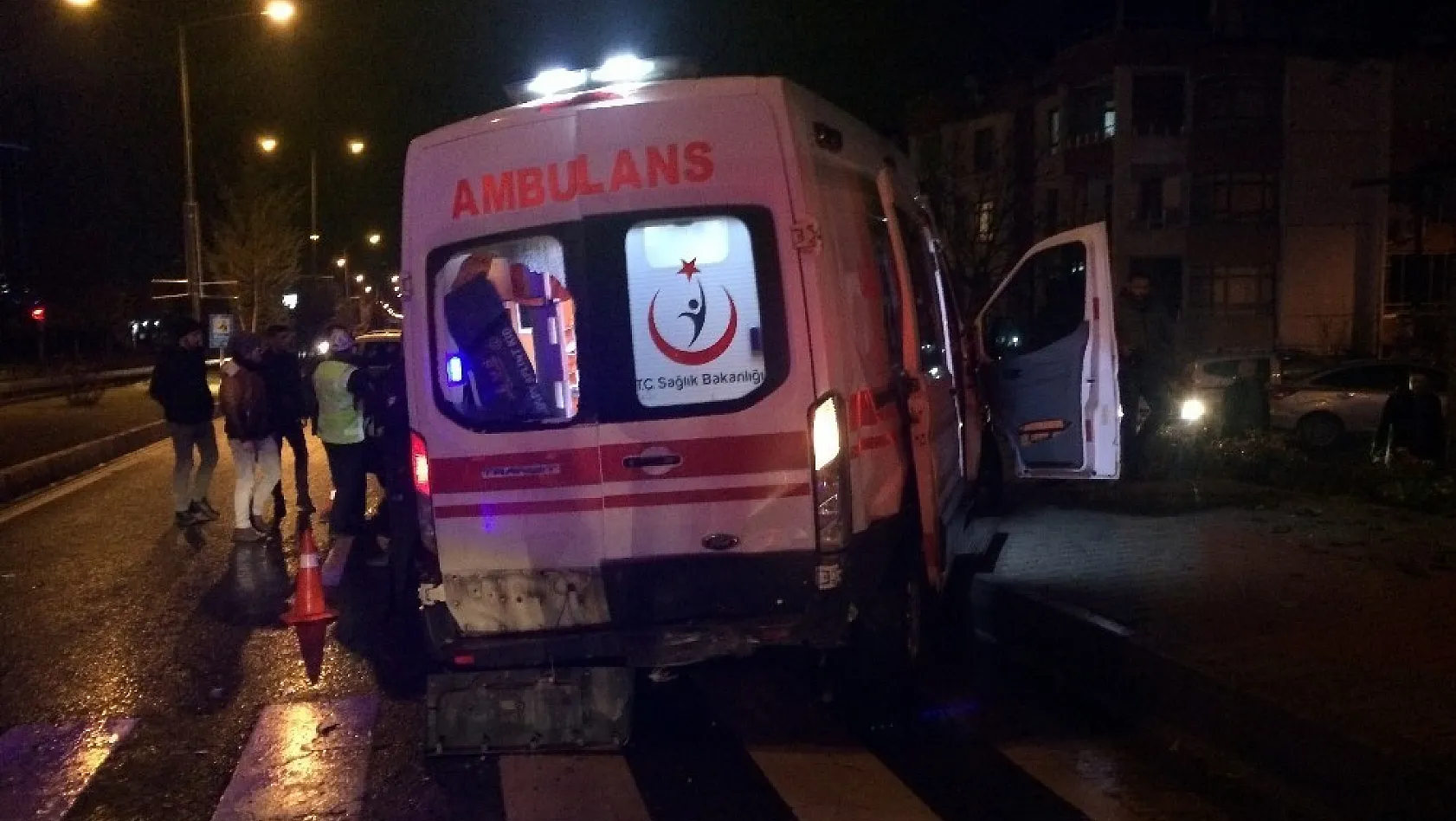 Ambulansla otomobil çarpıştı:1 yaralı 