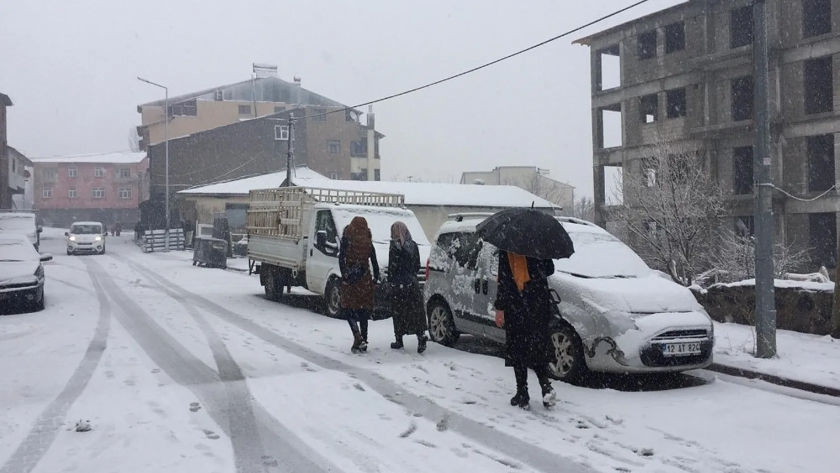 Bingöl ve Tunceli'nin ilçelerinde kar yağışı etkili oldu 
