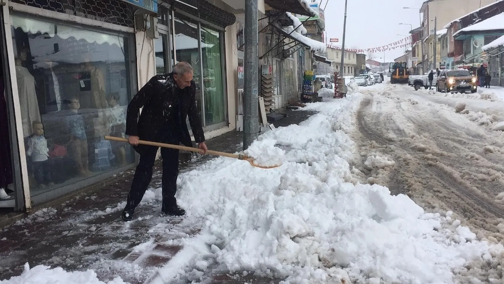 Karlıova'da kar temizleme çalışmaları başladı 
