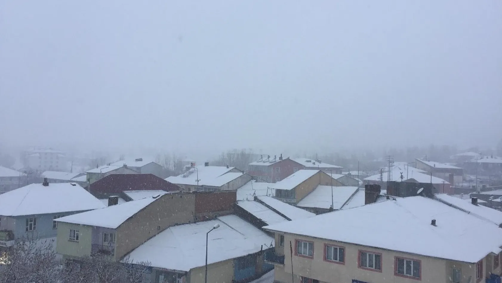 Kar, Karlıova ve Adaklı'da 12 köy yolunu kapattı 