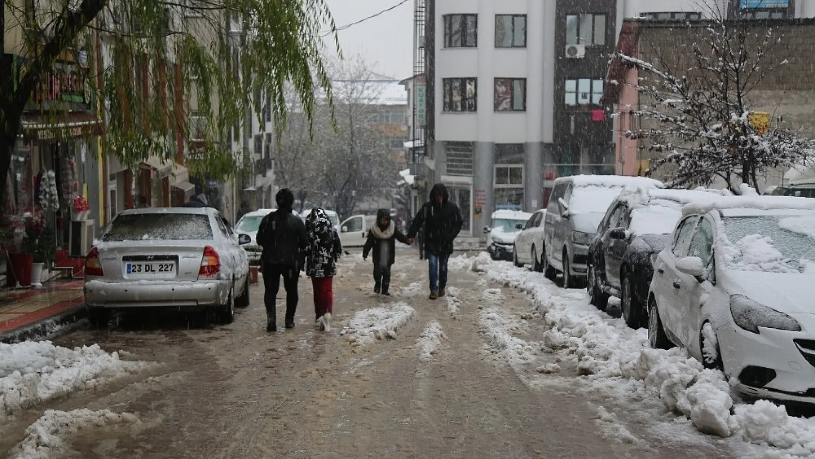 Tunceli'de kar etkili oldu, 222 köy yolu kapandı 