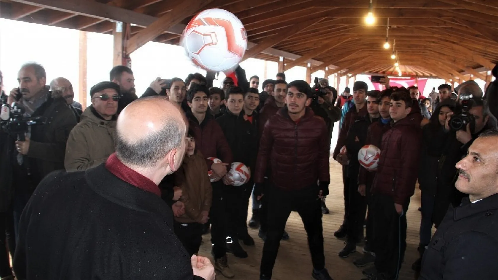 Bakan Soylu, Tunceli'de top oynadı 