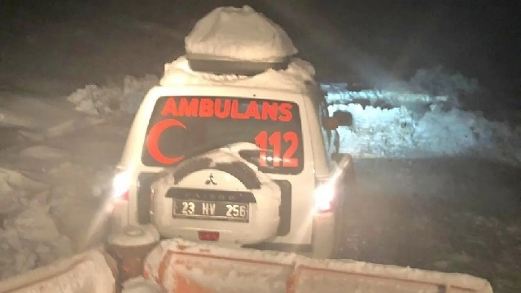 Karla kaplı yolu ekipler açtı, ambulans hastaya ulaştı 