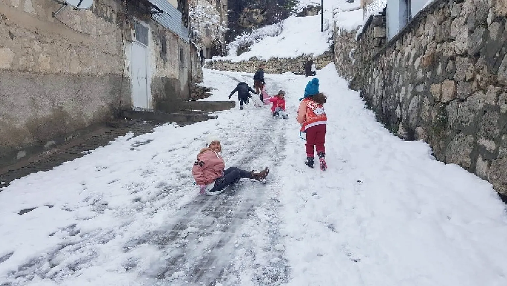 Çocukların bidon ve poşetle kayak keyfi 