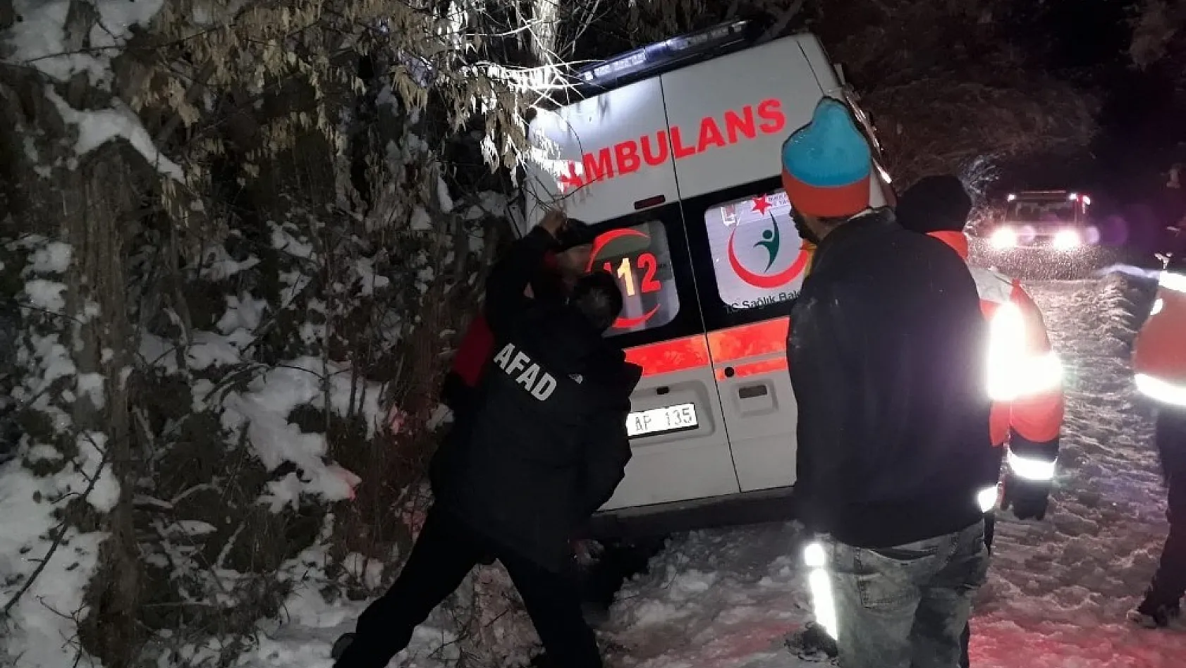 Hasta taşıyan ambulans kara saplandı, ekipler kurtardı 