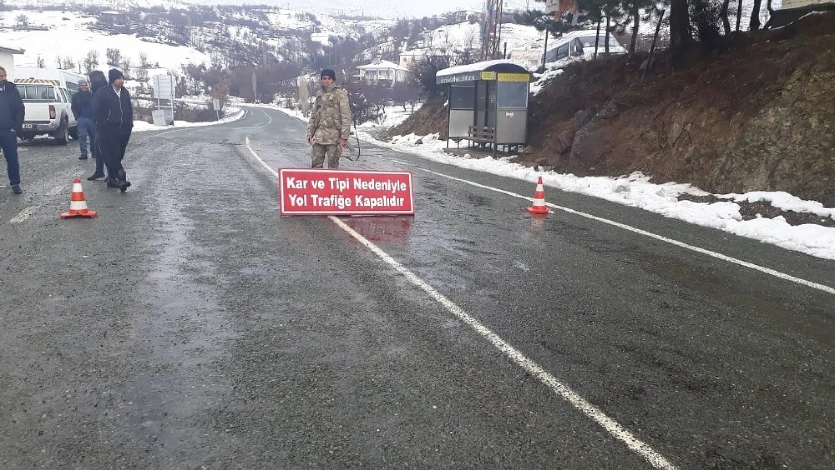 Kar ve tipi, Malatya-Pütürge yolunu trafiğe kapattı 