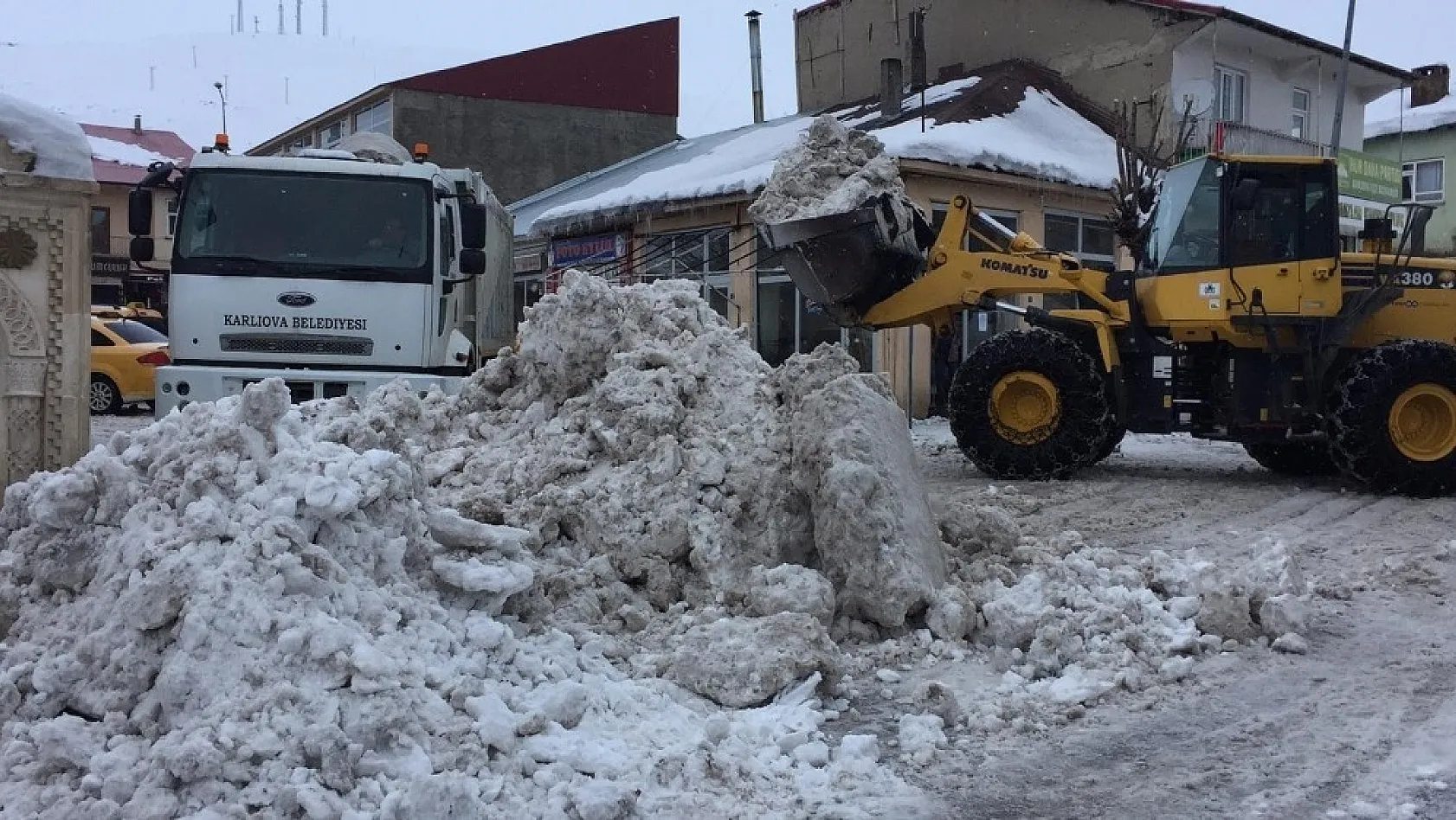 Günlük 70 kamyon kar taşınıyor 