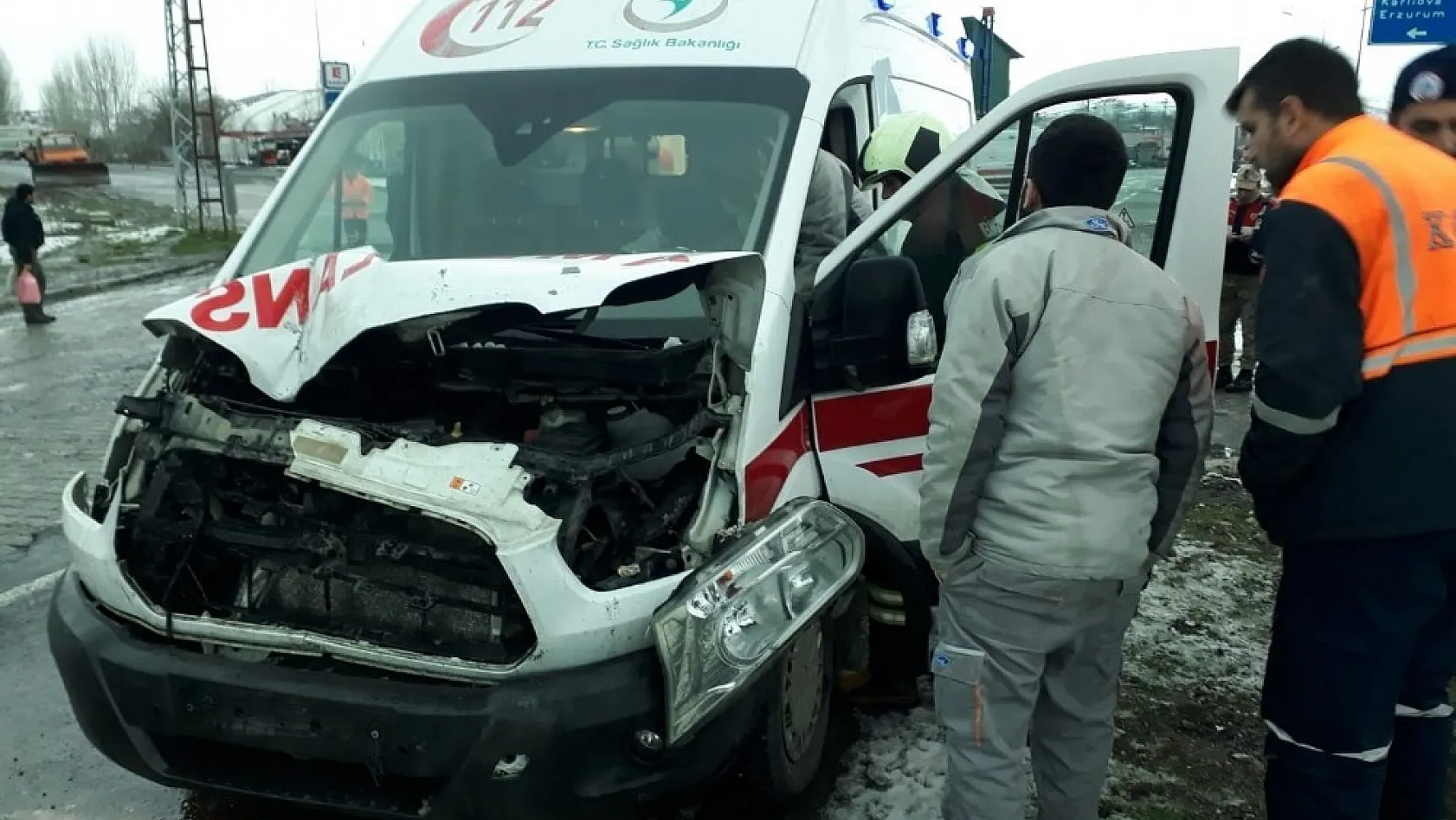Ambulansla kamyonet çarpıştı: 2 yaralı 