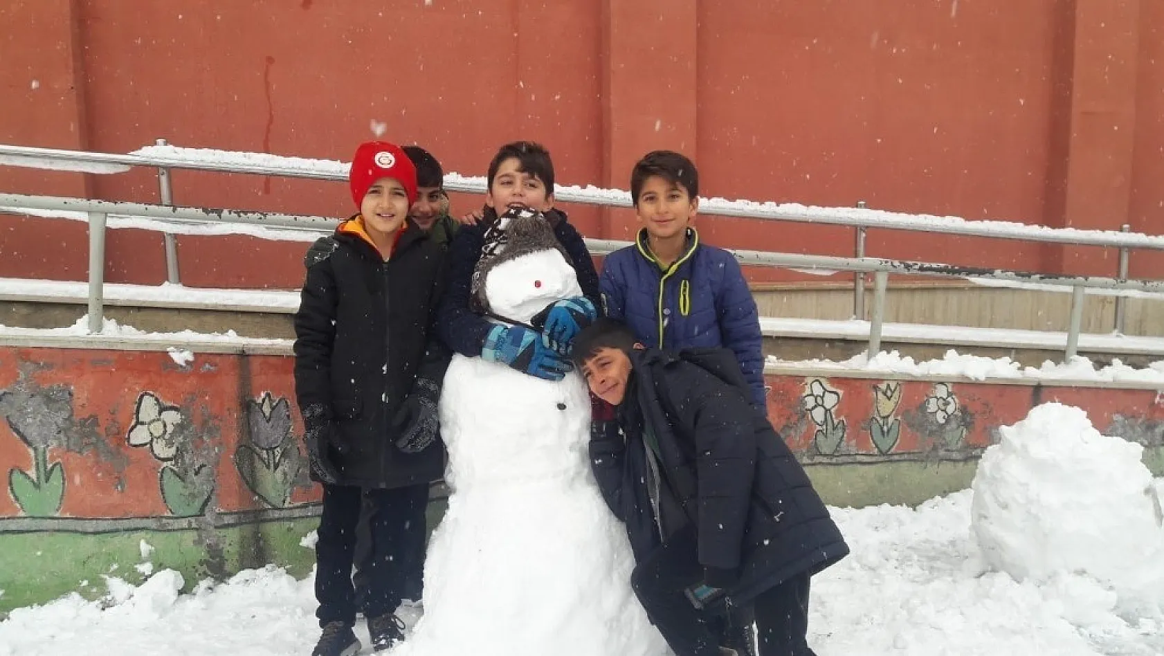 Çocuklar kar tatilini okulda öğrendi, doyasıya eğlendi 