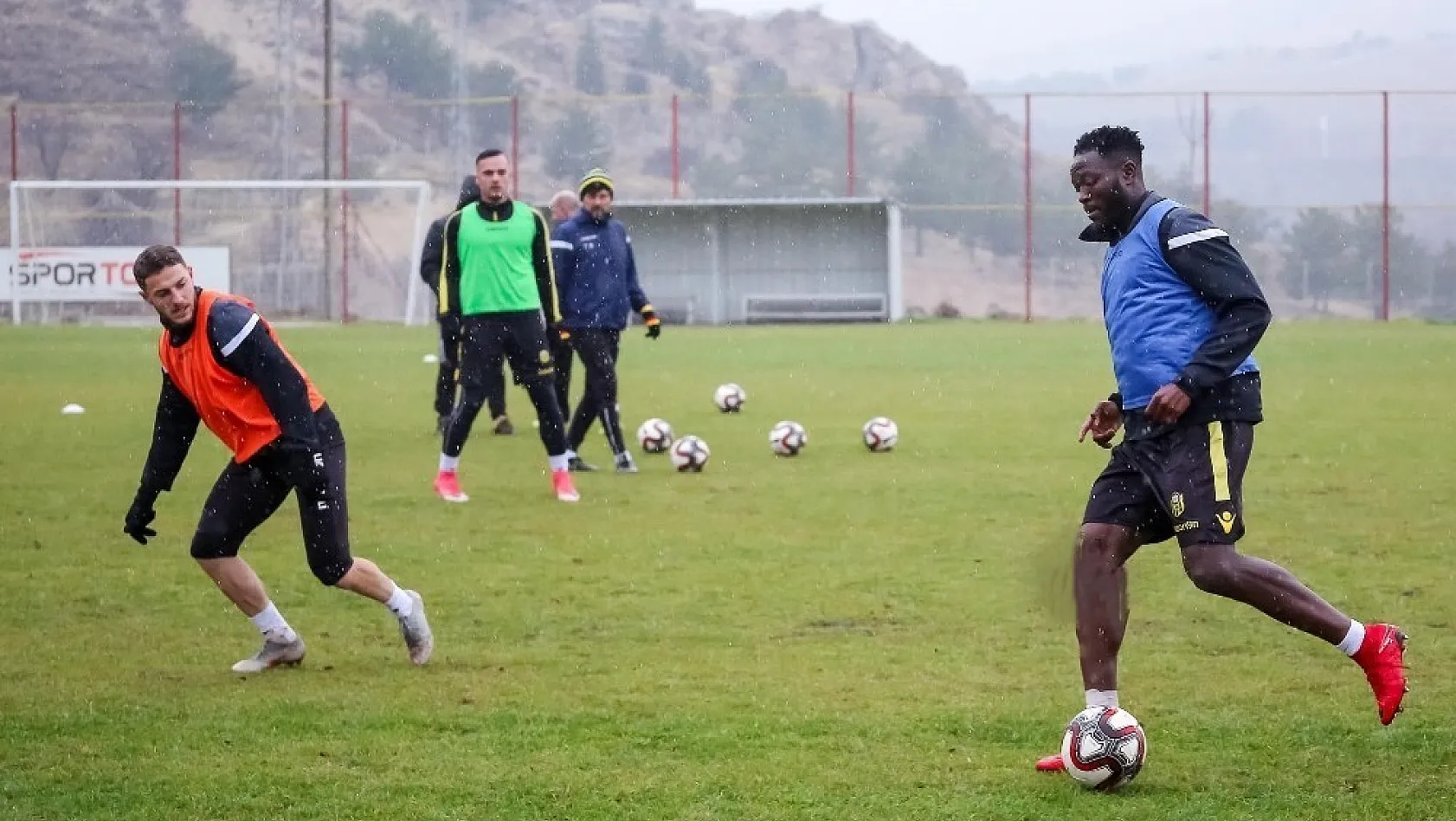 E.Yeni Malatyaspor Ganalı oyuncusu Muniru ile yollarını ayırdı 