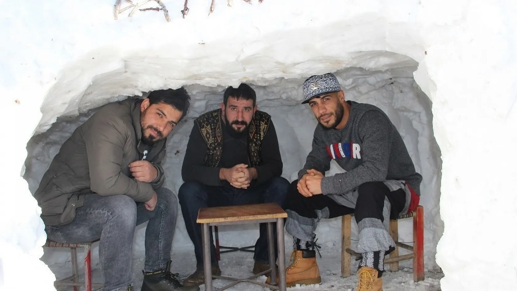 Gençler 'Kardan Kafe' Yaptı