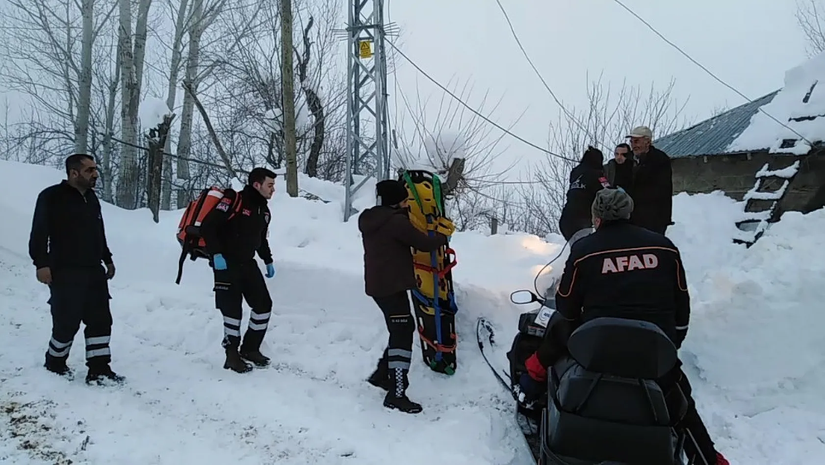 Karda mahsur kalan hasta, ekiplerin 5 saatlik çalışmasıyla kurtarıldı 