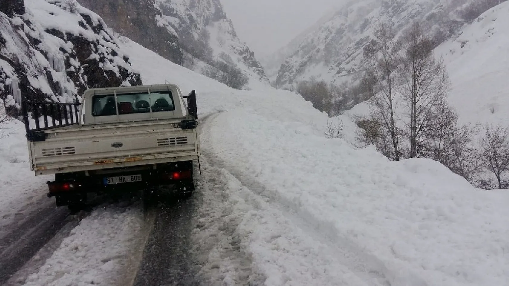 Tunceli-Erzincan karayolu çığ nedeniyle ulaşıma kapandı 
