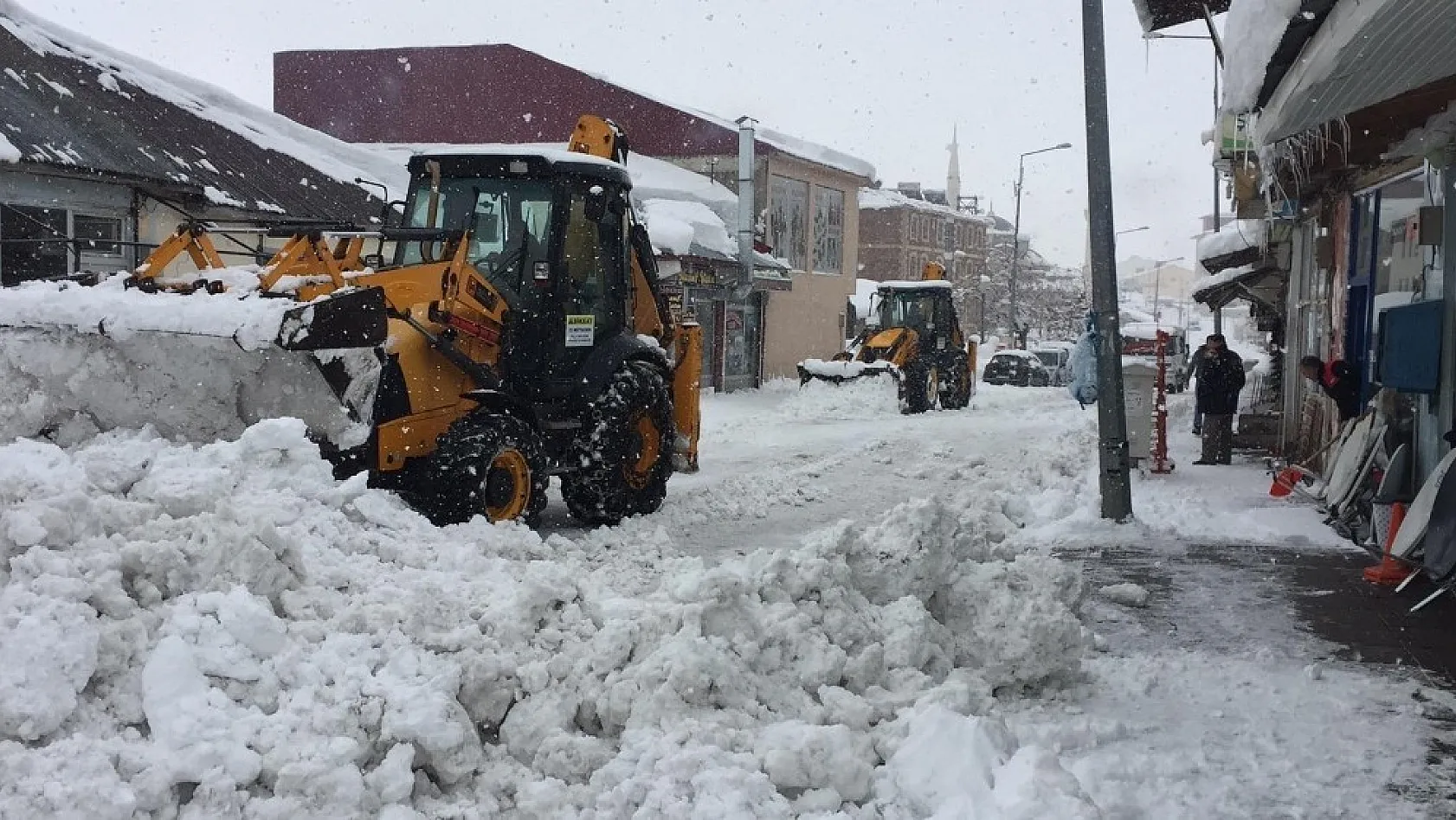 Karlıova'da 2 bin kamyon kar taşındı, hala taşınıyor 