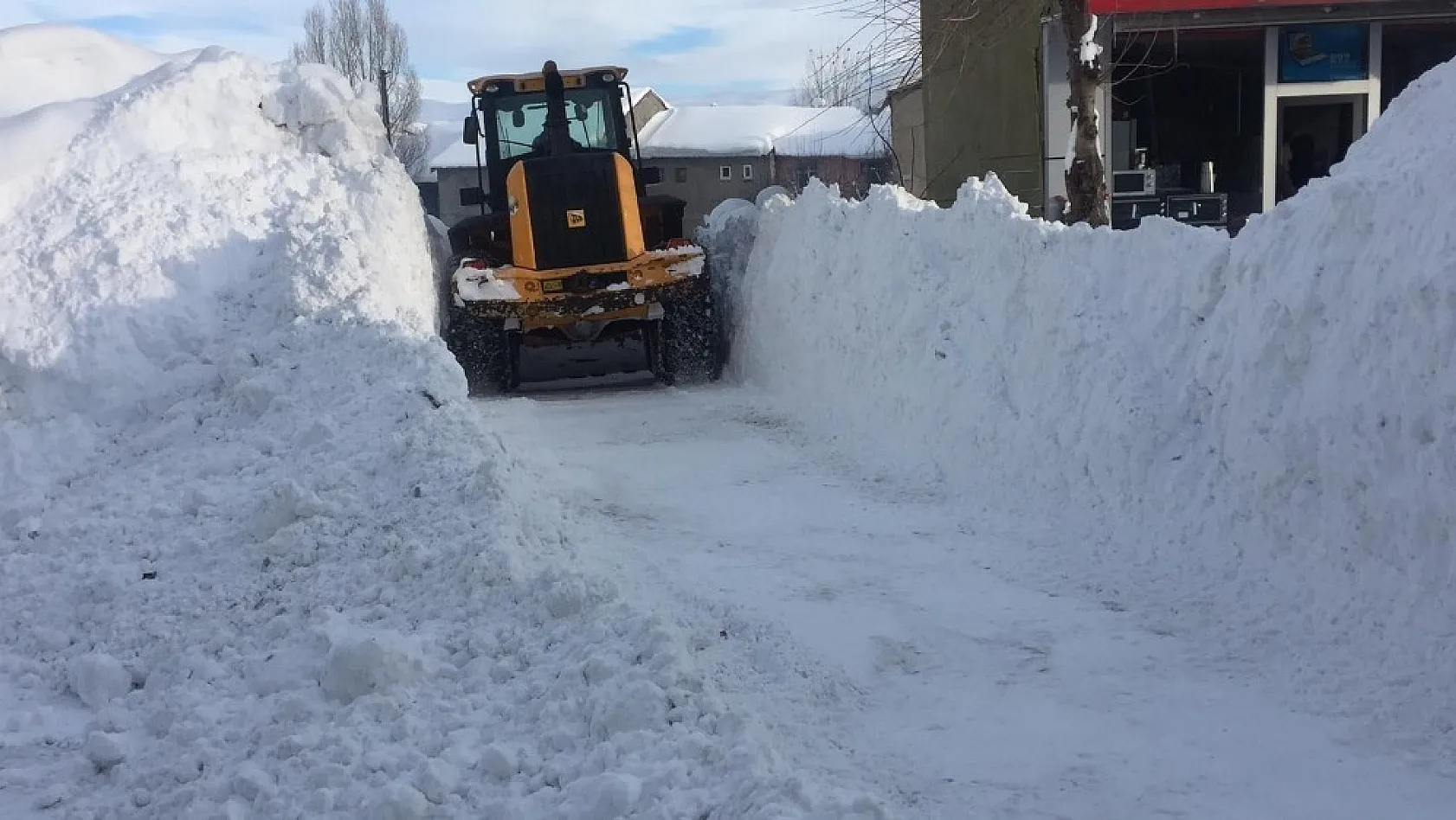 Kar ve tipi 249 köy yolunu ulaşıma kapattı