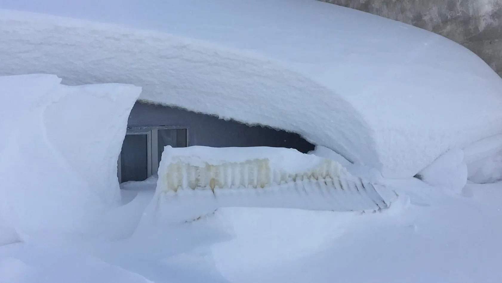 Kar Karlıova'da 2 metreyi aştı, evlerin penceresine ulaştı 