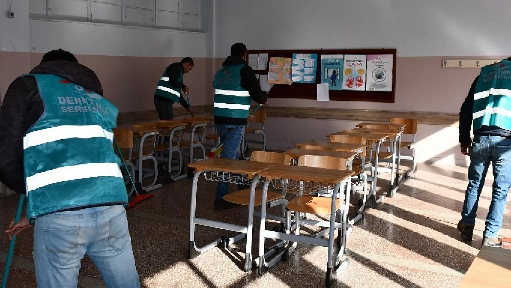 Tunceli'de hükümlüler, okullarda çocuklar için çalışmaya başladı 
