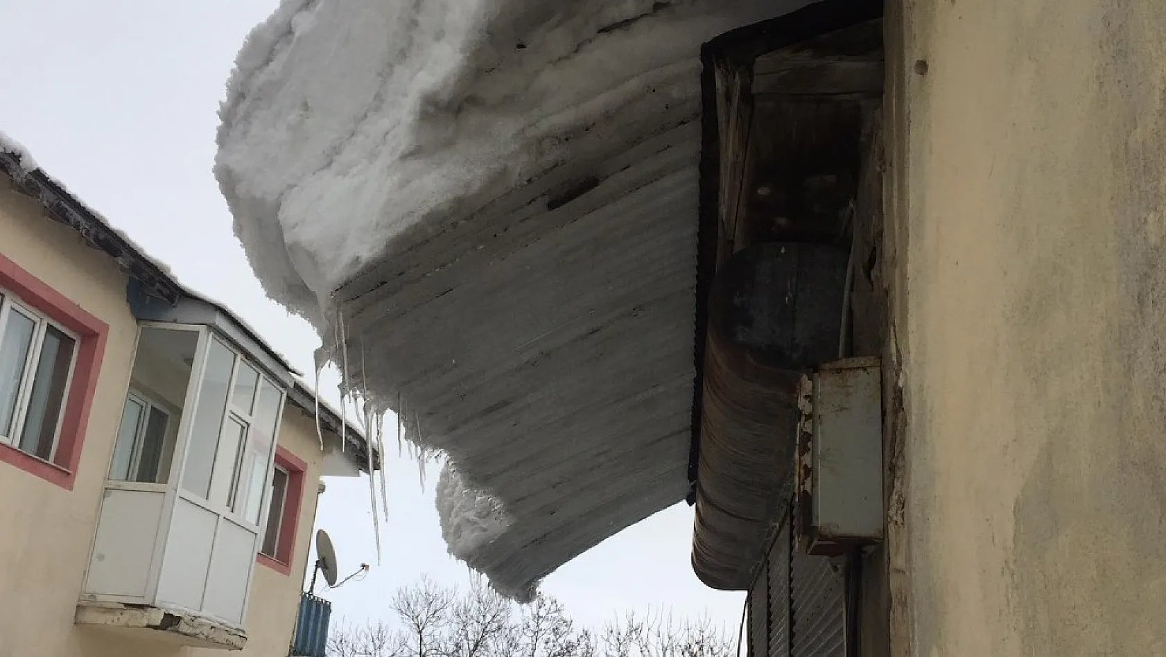 Karlıova'da, çatılardaki kar düşmeye başladı 