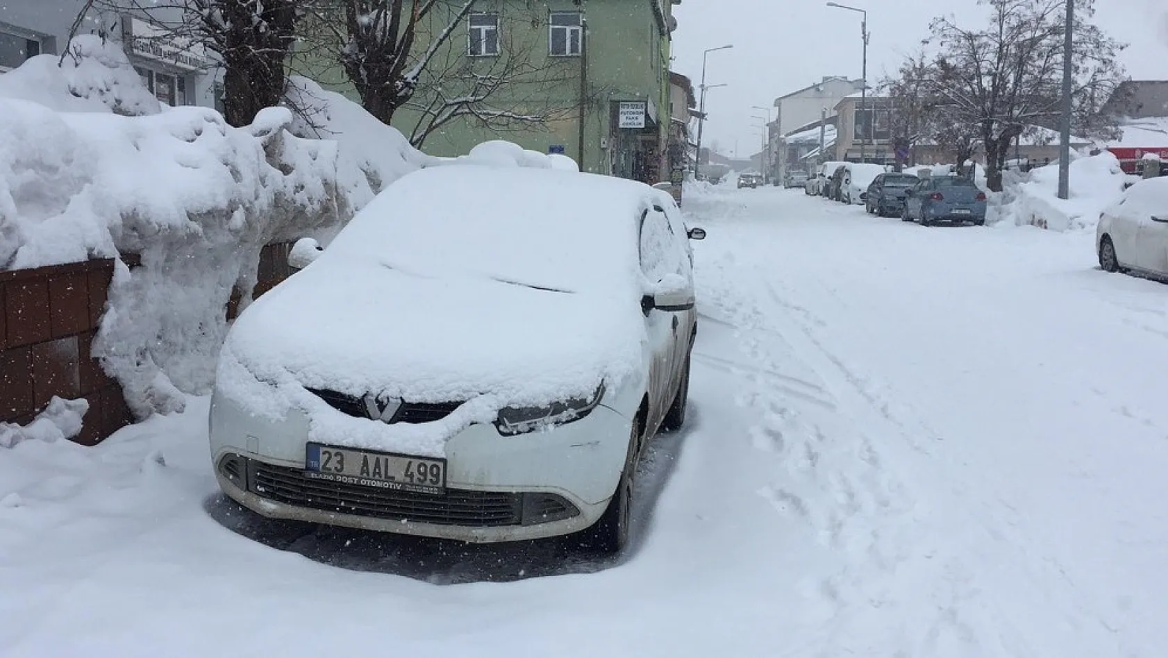 Karlıova'da yine kar yağışı etkili olmaya başladı 