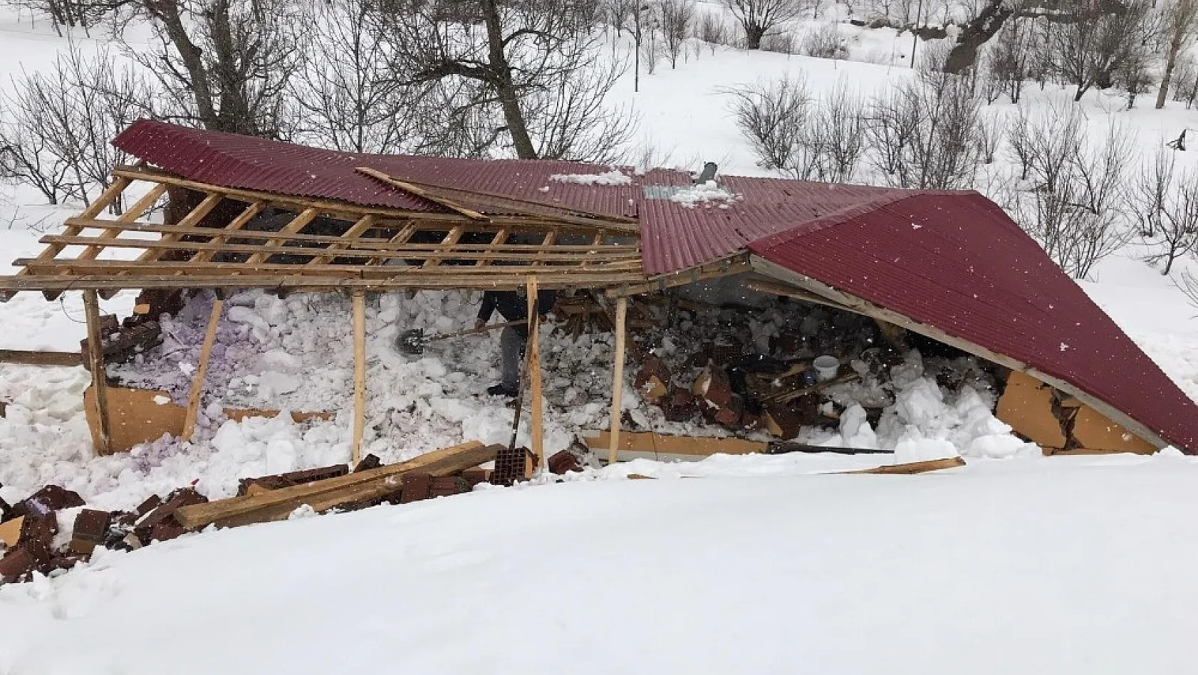 Bingöl'de çığ düştü, bir ev hasar gördü 