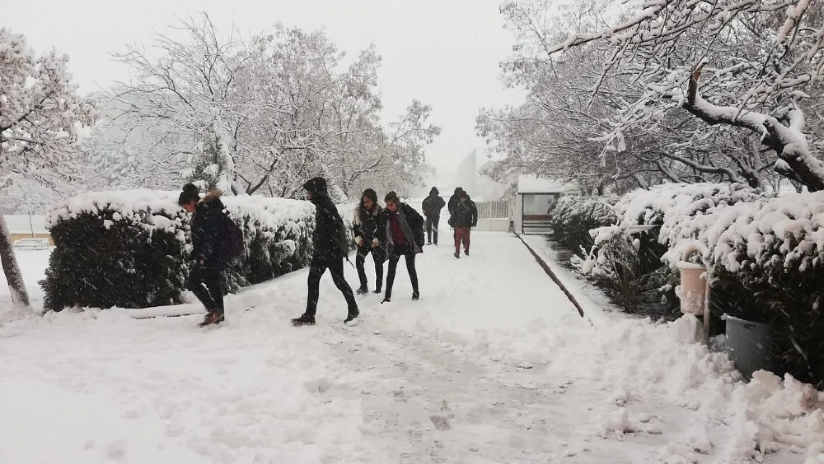 Arguvan'da kar yağışı şiddetini artırdı 