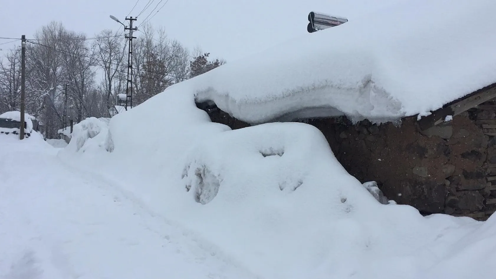 Karlıova'da kar tepeleri, evlerin boyuna ulaştı 